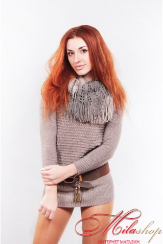 Теплый свитер с поясом и шарфом.